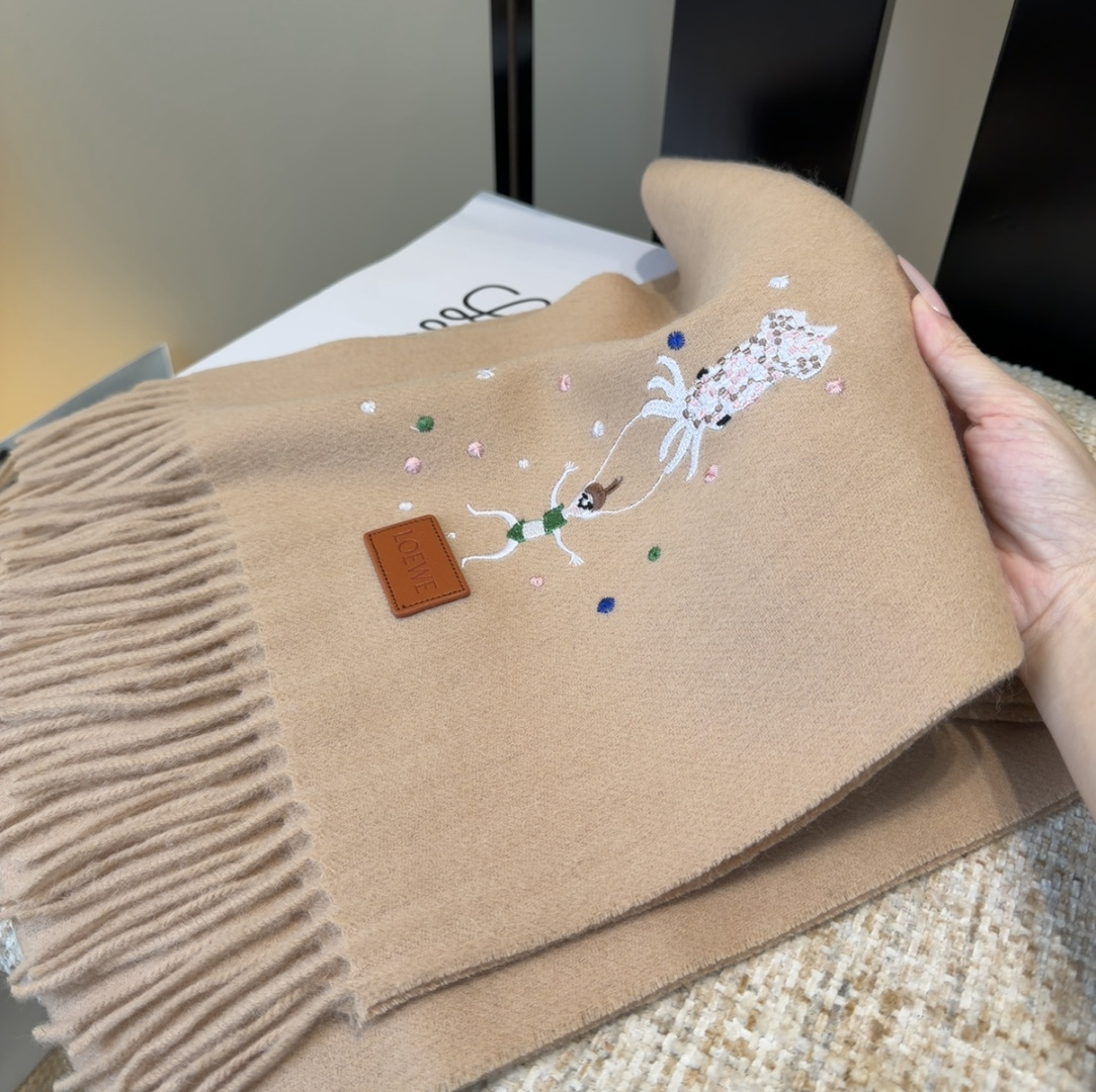 【▪Loewe · 罗意威难得一见的温柔配色，低调又不失优雅❗】重点推荐❗双面配色，一条围巾两种风格搭配