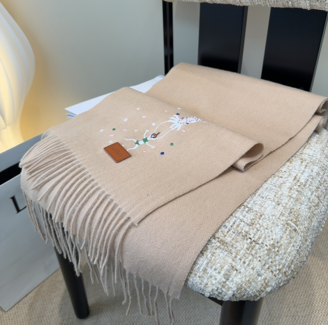 【▪Loewe · 罗意威难得一见的温柔配色，低调又不失优雅❗】重点推荐❗双面配色，一条围巾两种风格搭配