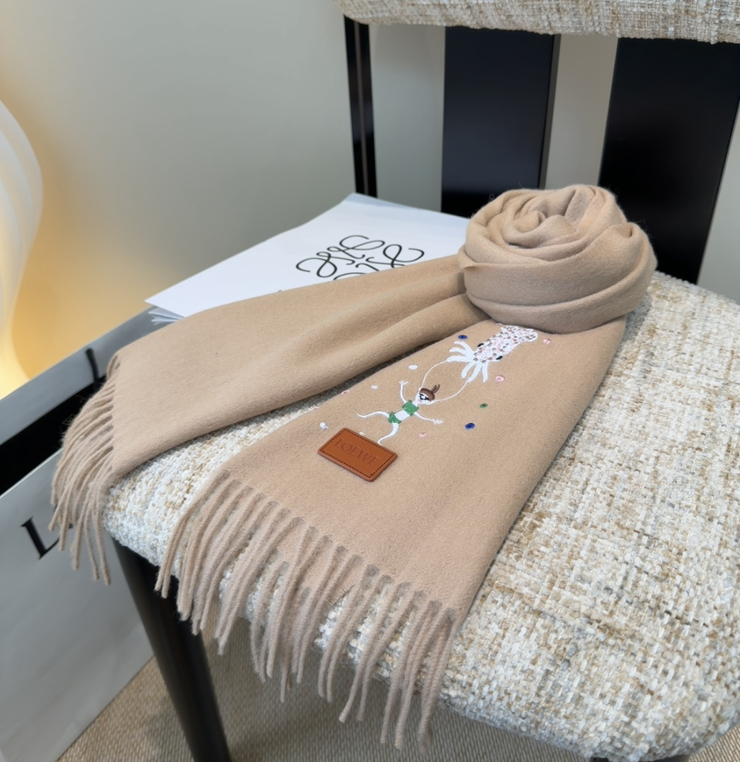 【▪Loewe · 罗意威难得一见的温柔配色，低调又不失优雅❗】重点推荐❗双面配色，一条围巾两种风格搭配