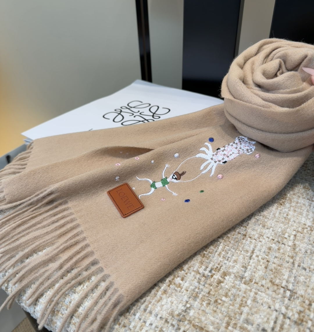 【▪Loewe · 罗意威难得一见的温柔配色，低调又不失优雅❗】重点推荐❗双面配色，一条围巾两种风格搭配