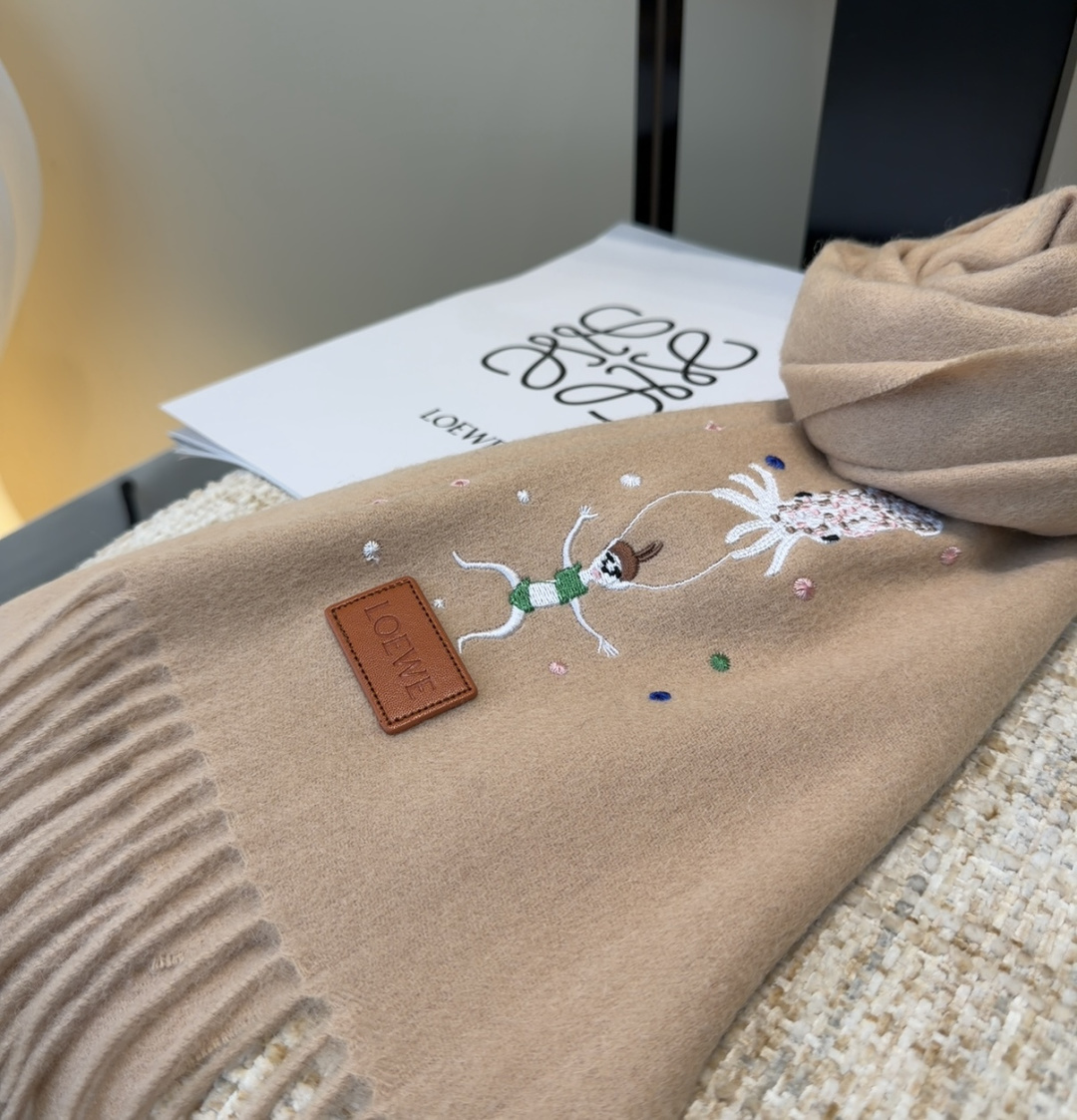 【▪Loewe · 罗意威难得一见的温柔配色，低调又不失优雅❗】重点推荐❗双面配色，一条围巾两种风格搭配