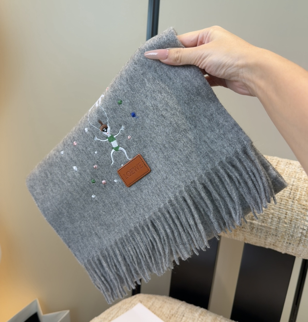 【▪Loewe · 罗意威难得一见的温柔配色，低调又不失优雅❗】重点推荐❗双面配色，一条围巾两种风格搭配