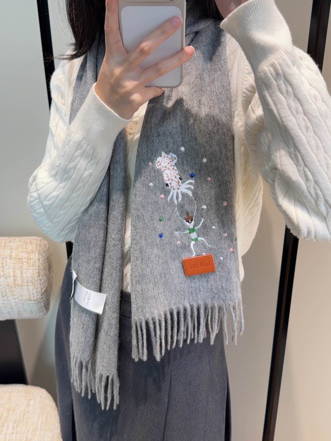 【▪Loewe · 罗意威难得一见的温柔配色，低调又不失优雅❗】重点推荐❗双面配色，一条围巾两种风格搭配