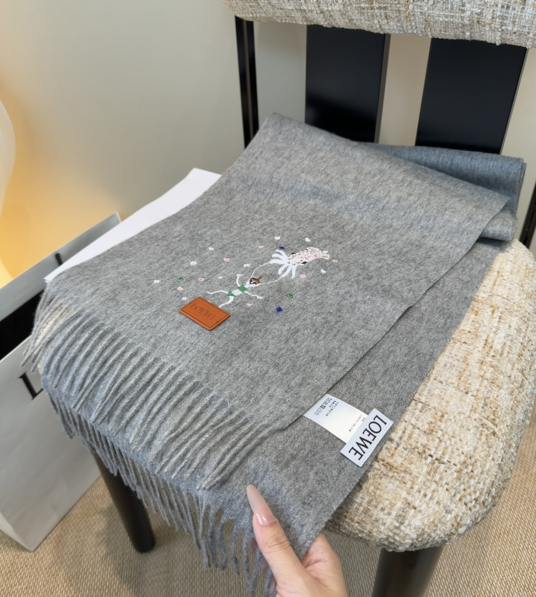 【▪Loewe · 罗意威难得一见的温柔配色，低调又不失优雅❗】重点推荐❗双面配色，一条围巾两种风格搭配