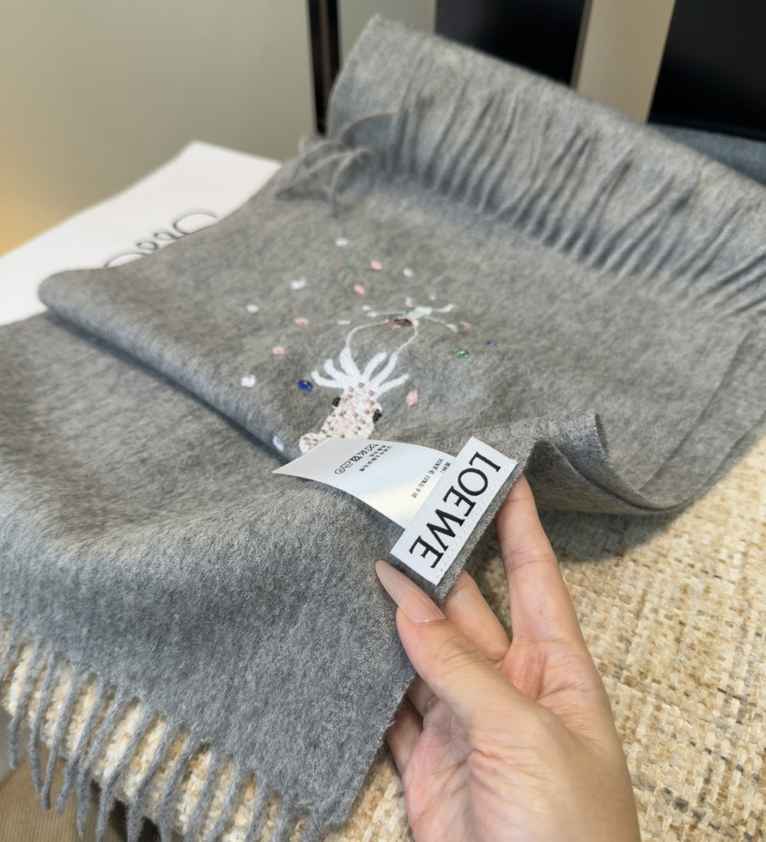 【▪Loewe · 罗意威难得一见的温柔配色，低调又不失优雅❗】重点推荐❗双面配色，一条围巾两种风格搭配