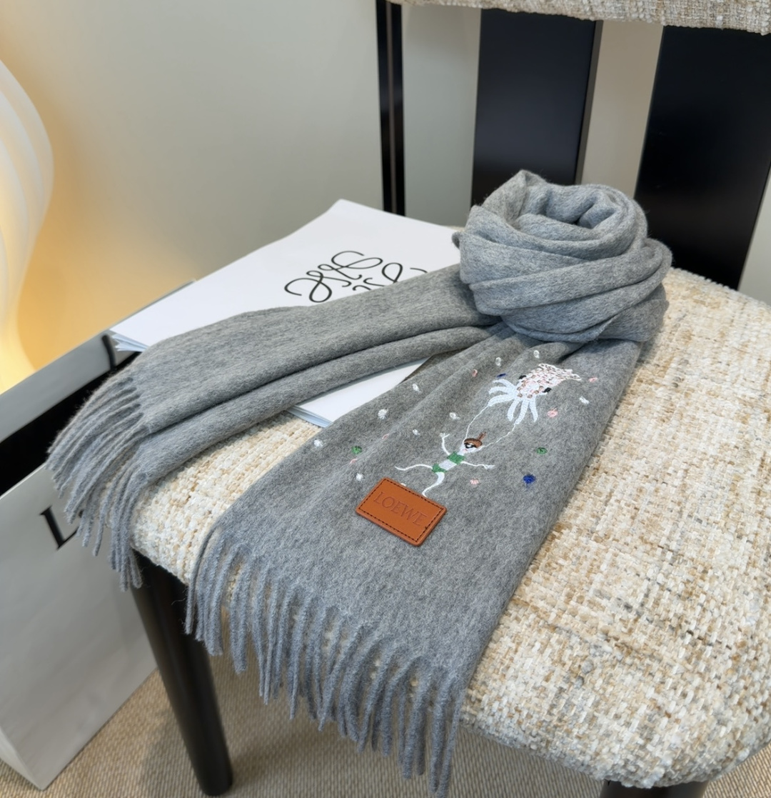 【▪Loewe · 罗意威难得一见的温柔配色，低调又不失优雅❗】重点推荐❗双面配色，一条围巾两种风格搭配