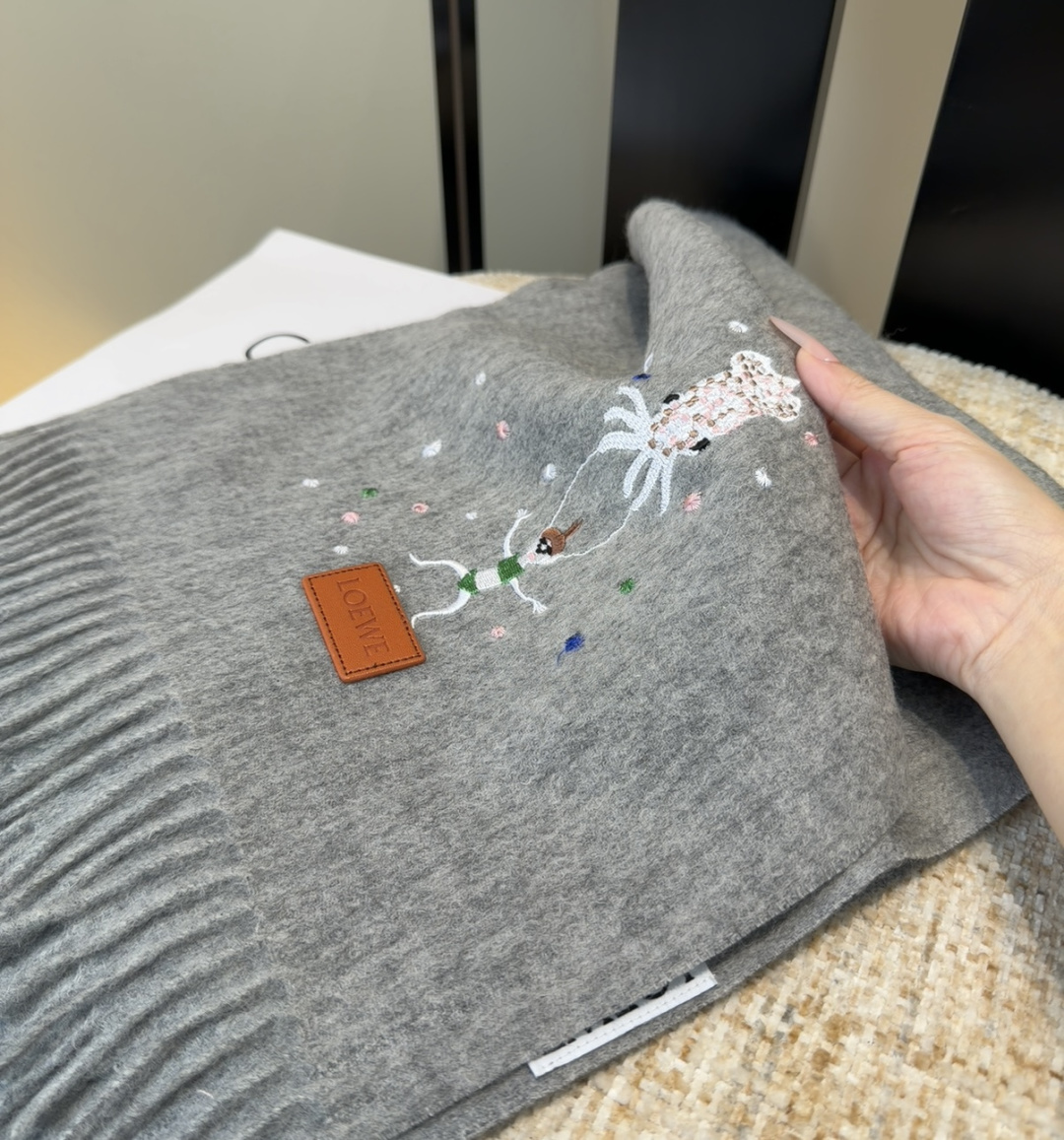 【▪Loewe · 罗意威难得一见的温柔配色，低调又不失优雅❗】重点推荐❗双面配色，一条围巾两种风格搭配