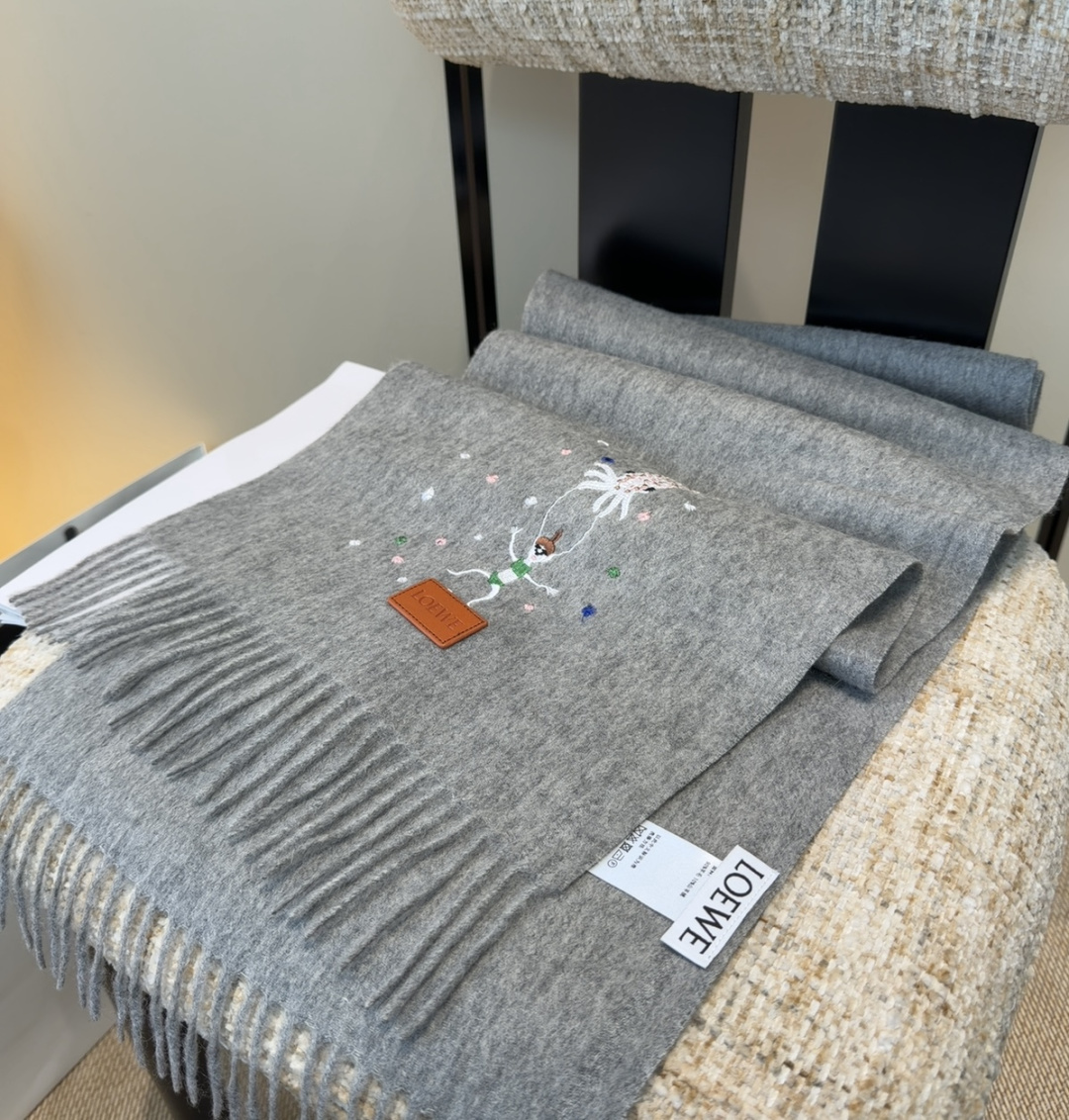 【▪Loewe · 罗意威难得一见的温柔配色，低调又不失优雅❗】重点推荐❗双面配色，一条围巾两种风格搭配