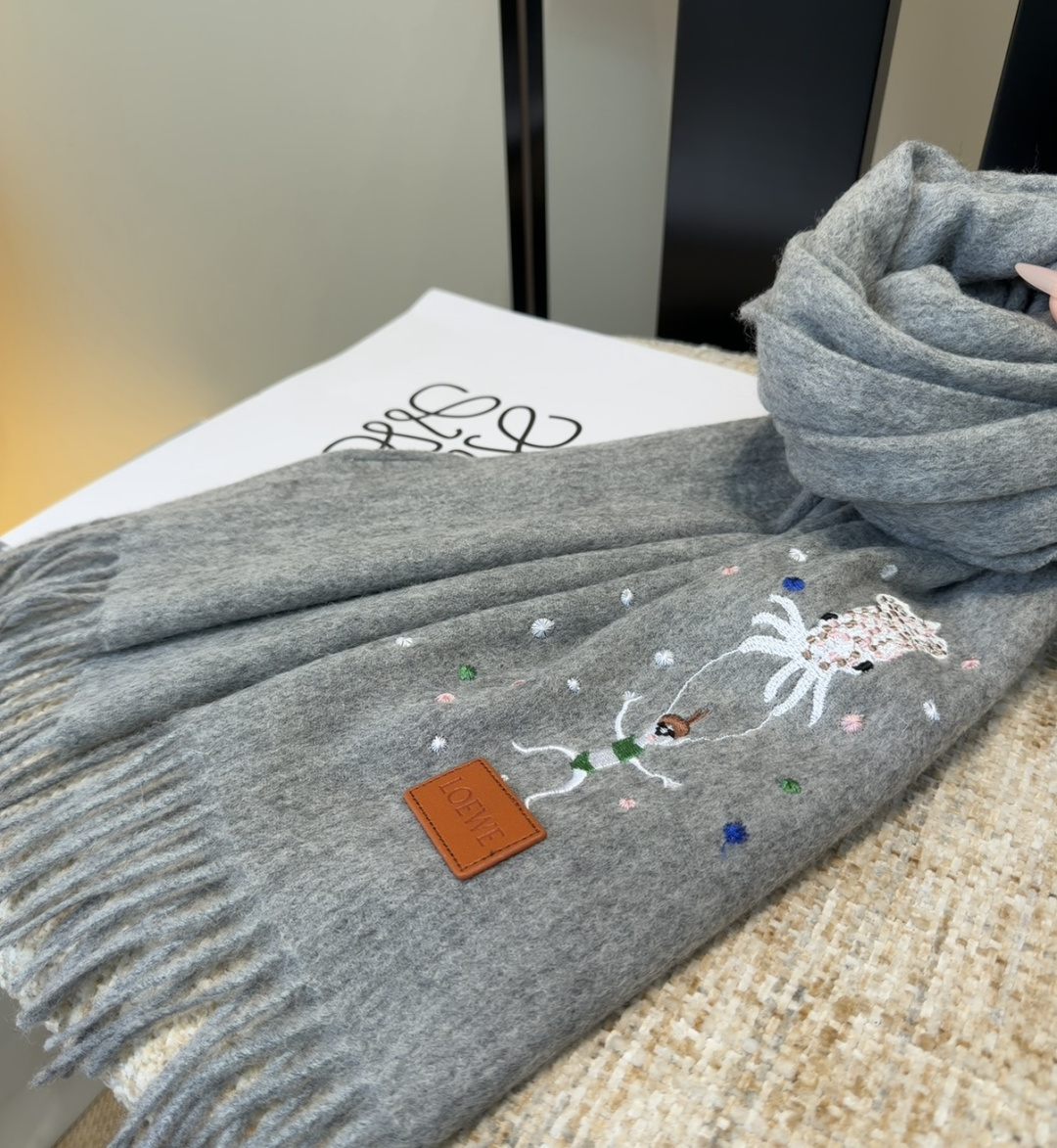 【▪Loewe · 罗意威难得一见的温柔配色，低调又不失优雅❗】重点推荐❗双面配色，一条围巾两种风格搭配