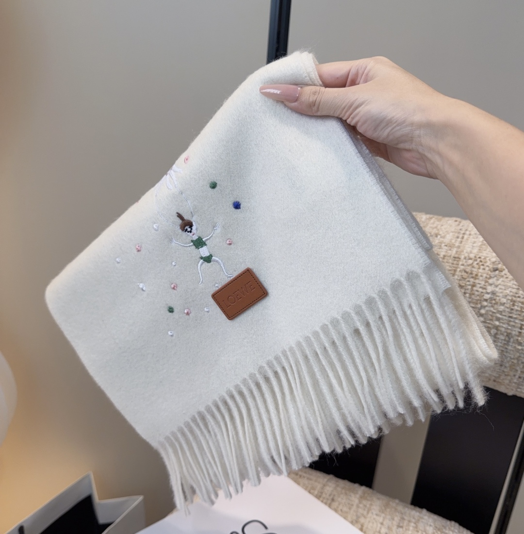 【▪Loewe · 罗意威难得一见的温柔配色，低调又不失优雅❗】重点推荐❗双面配色，一条围巾两种风格搭配