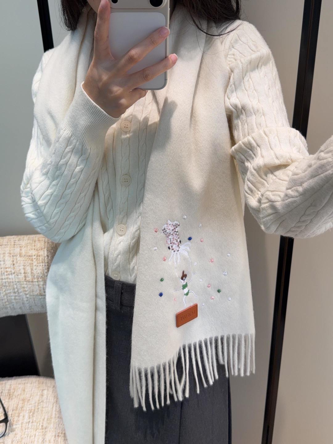 【▪Loewe · 罗意威难得一见的温柔配色，低调又不失优雅❗】重点推荐❗双面配色，一条围巾两种风格搭配