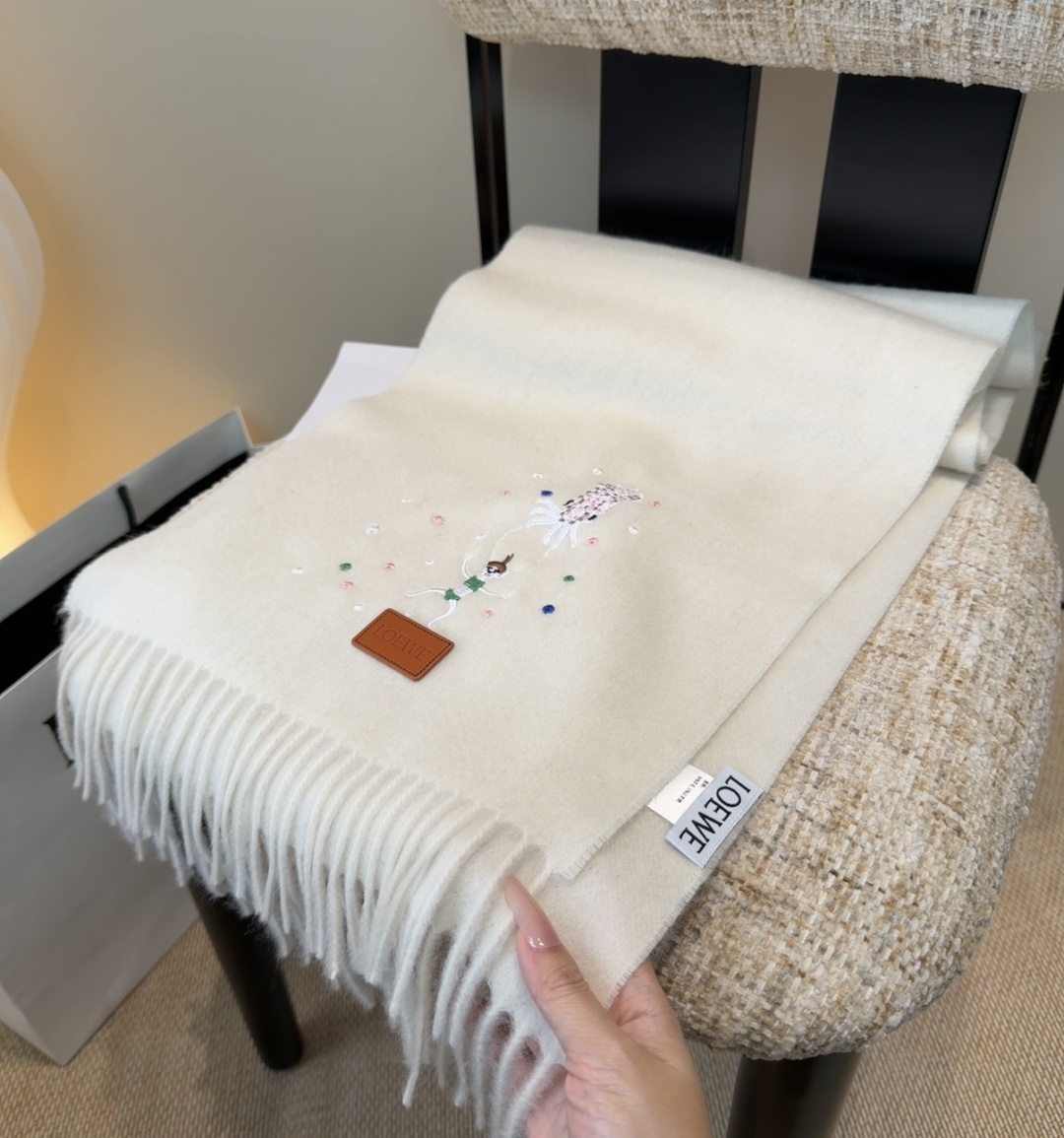 【▪Loewe · 罗意威难得一见的温柔配色，低调又不失优雅❗】重点推荐❗双面配色，一条围巾两种风格搭配