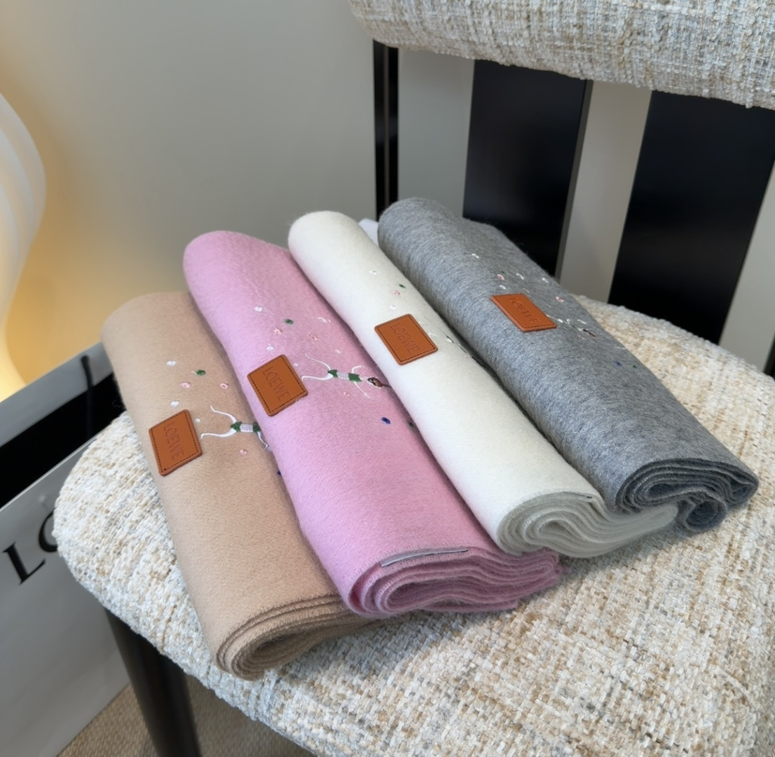 【▪Loewe · 罗意威难得一见的温柔配色，低调又不失优雅❗】重点推荐❗双面配色，一条围巾两种风格搭配