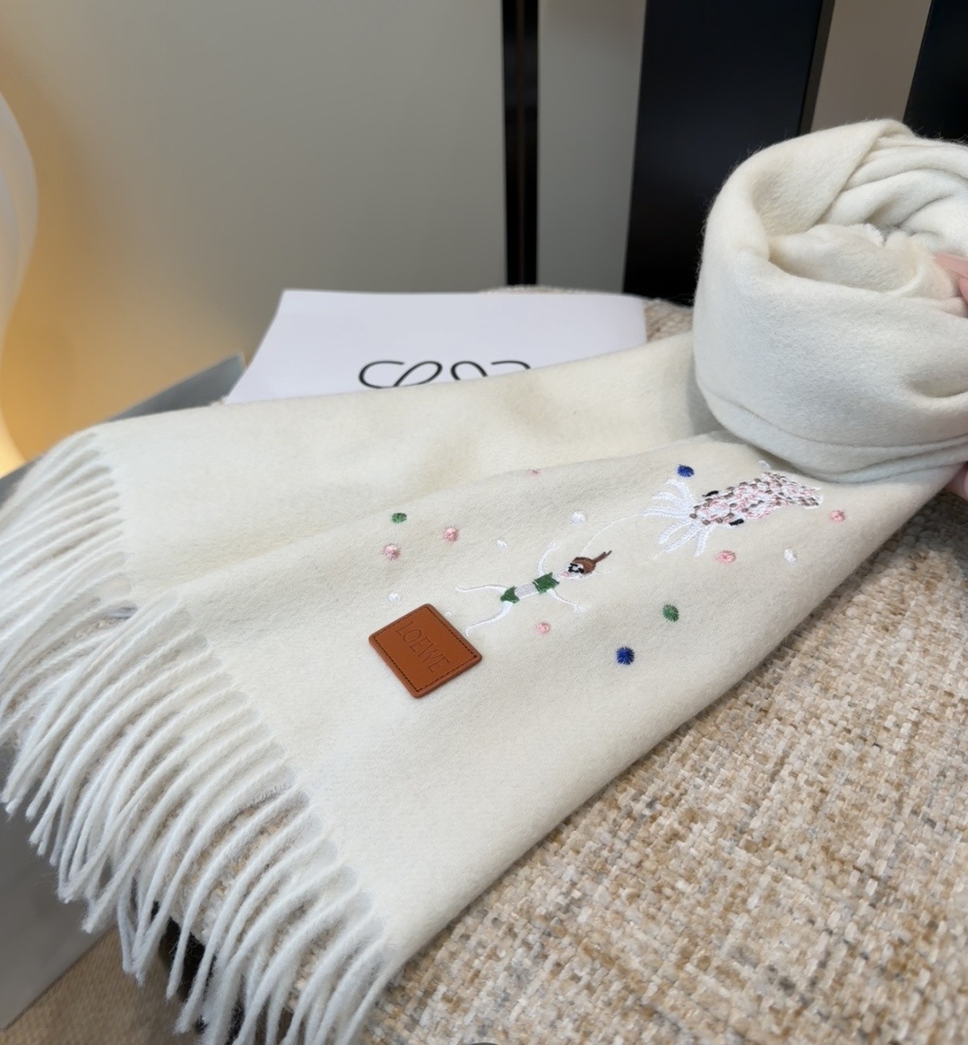 【▪Loewe · 罗意威难得一见的温柔配色，低调又不失优雅❗】重点推荐❗双面配色，一条围巾两种风格搭配