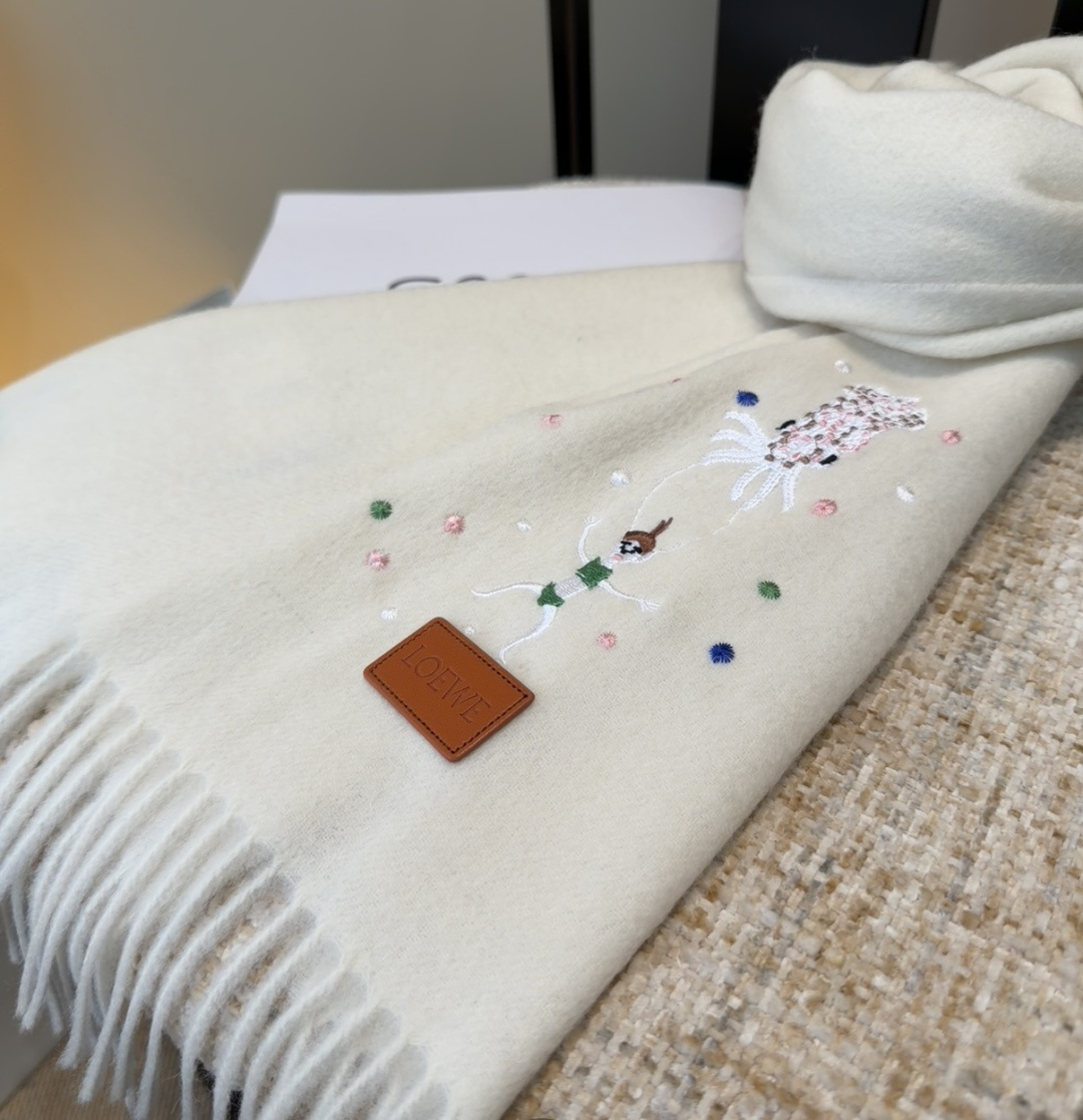 【▪Loewe · 罗意威难得一见的温柔配色，低调又不失优雅❗】重点推荐❗双面配色，一条围巾两种风格搭配