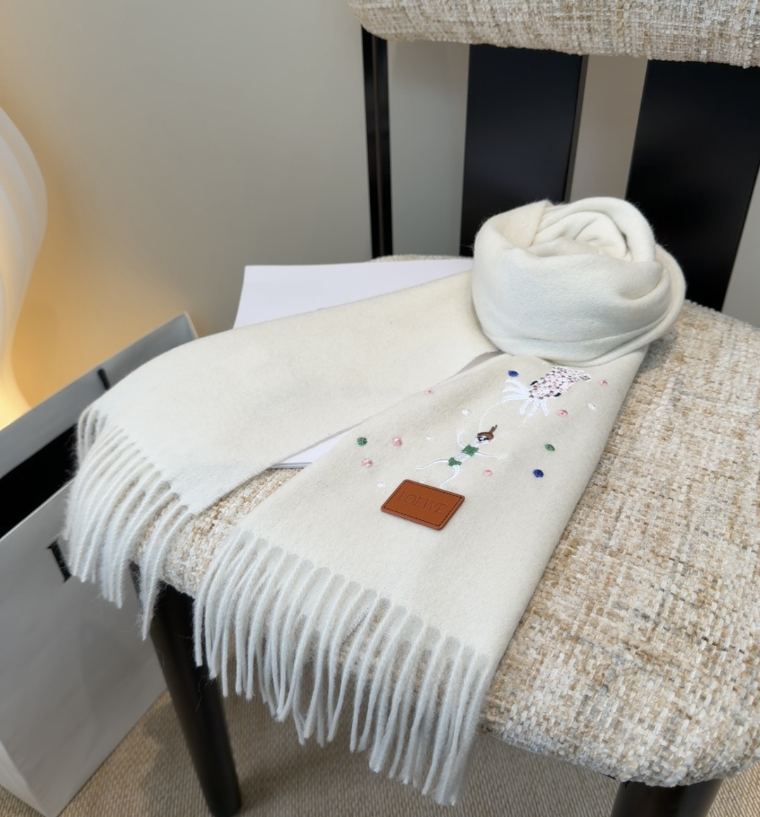 【▪Loewe · 罗意威难得一见的温柔配色，低调又不失优雅❗】重点推荐❗双面配色，一条围巾两种风格搭配