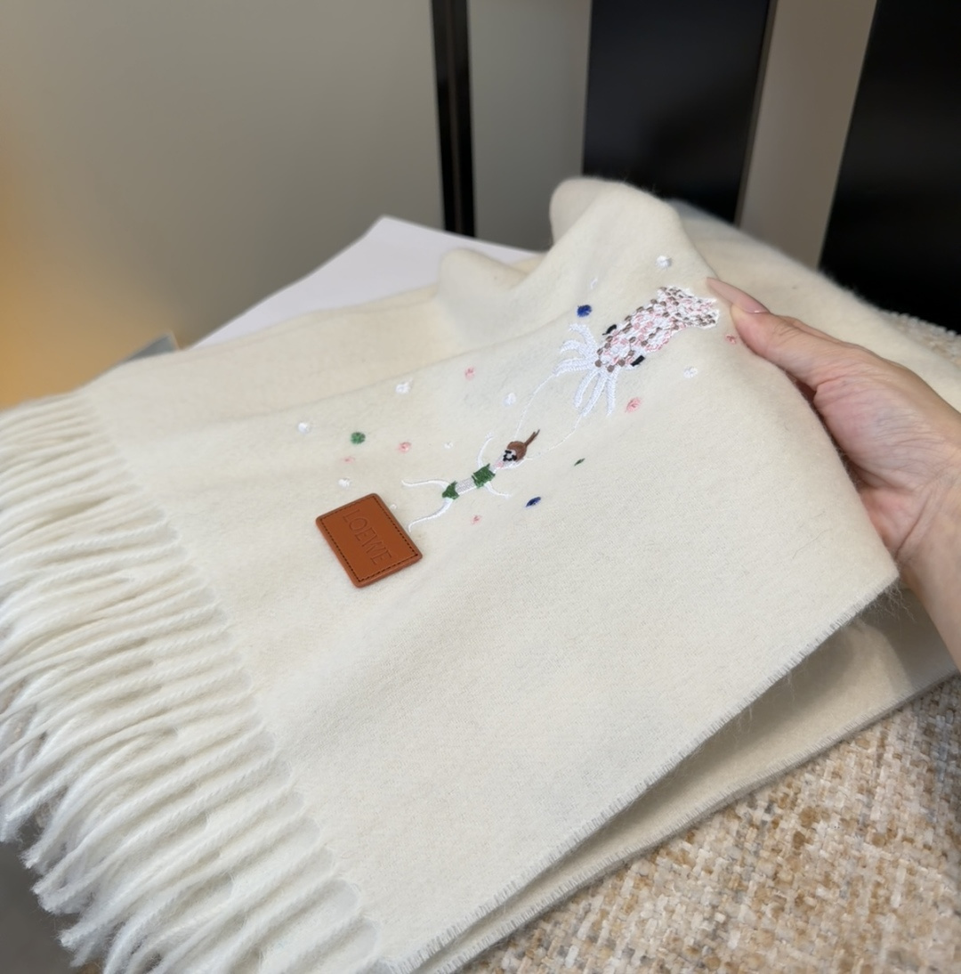 【▪Loewe · 罗意威难得一见的温柔配色，低调又不失优雅❗】重点推荐❗双面配色，一条围巾两种风格搭配