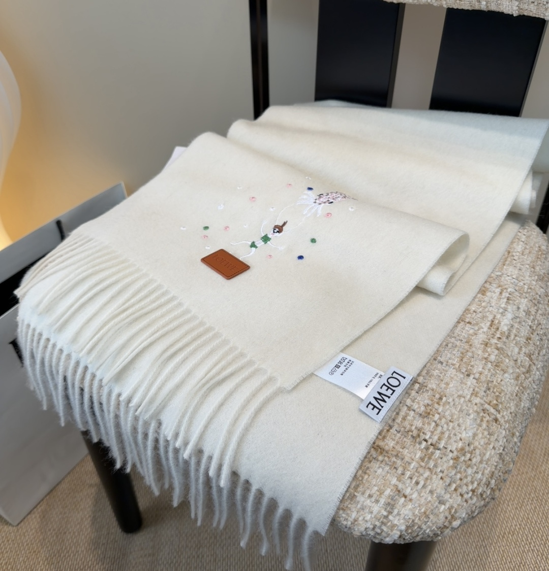 【▪Loewe · 罗意威难得一见的温柔配色，低调又不失优雅❗】重点推荐❗双面配色，一条围巾两种风格搭配