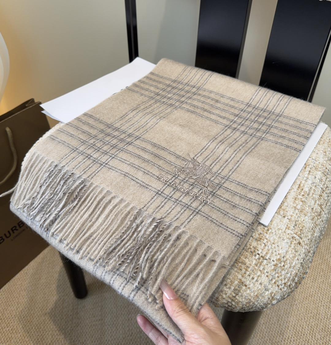 Burberry · 巴宝莉围巾❗️好看的要疯掉了，太有型太有魅力了❗️❗️非常斯文时尚的秋冬单品！真的