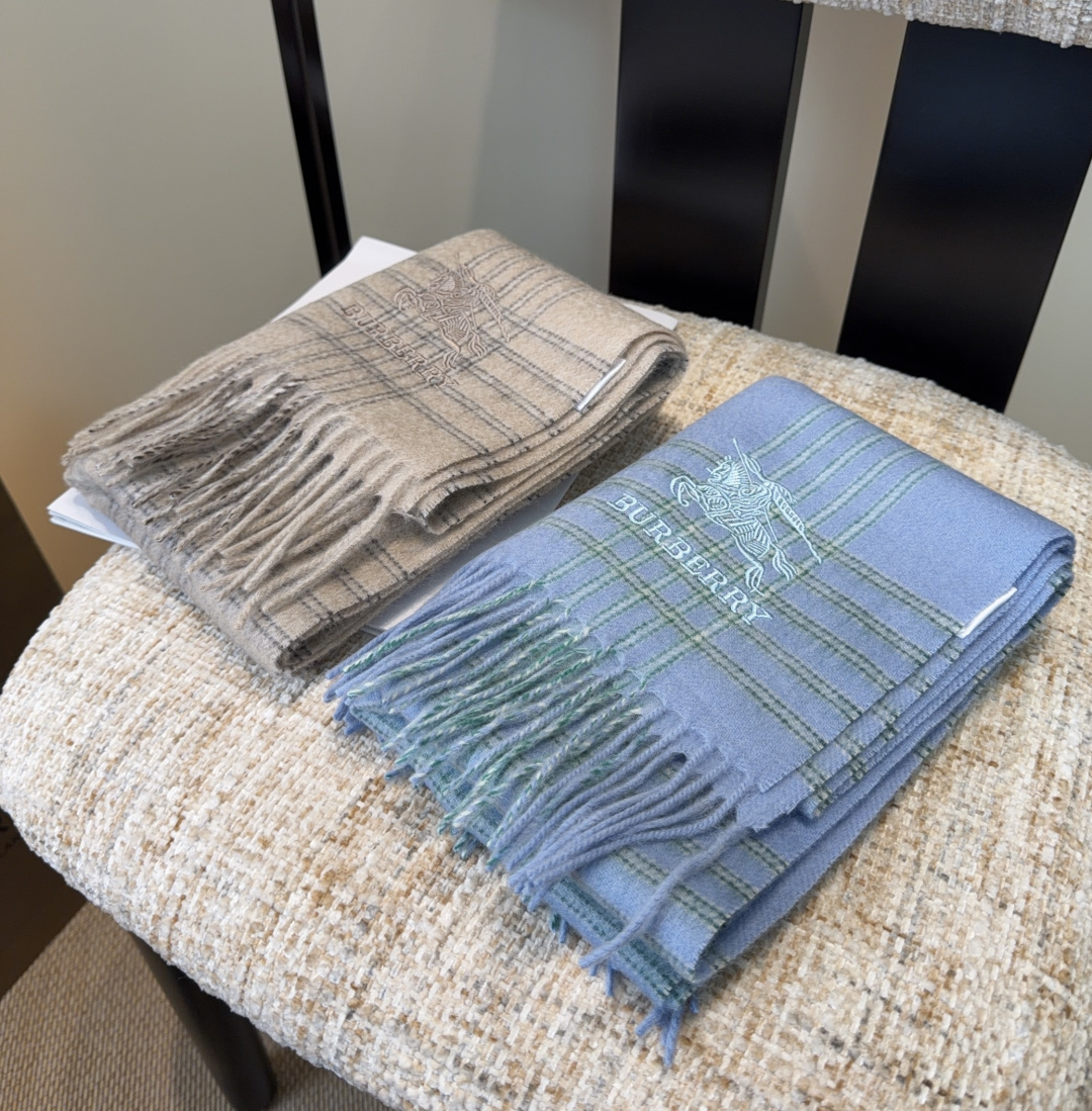 Burberry · 巴宝莉围巾❗️好看的要疯掉了，太有型太有魅力了❗️❗️非常斯文时尚的秋冬单品！真的