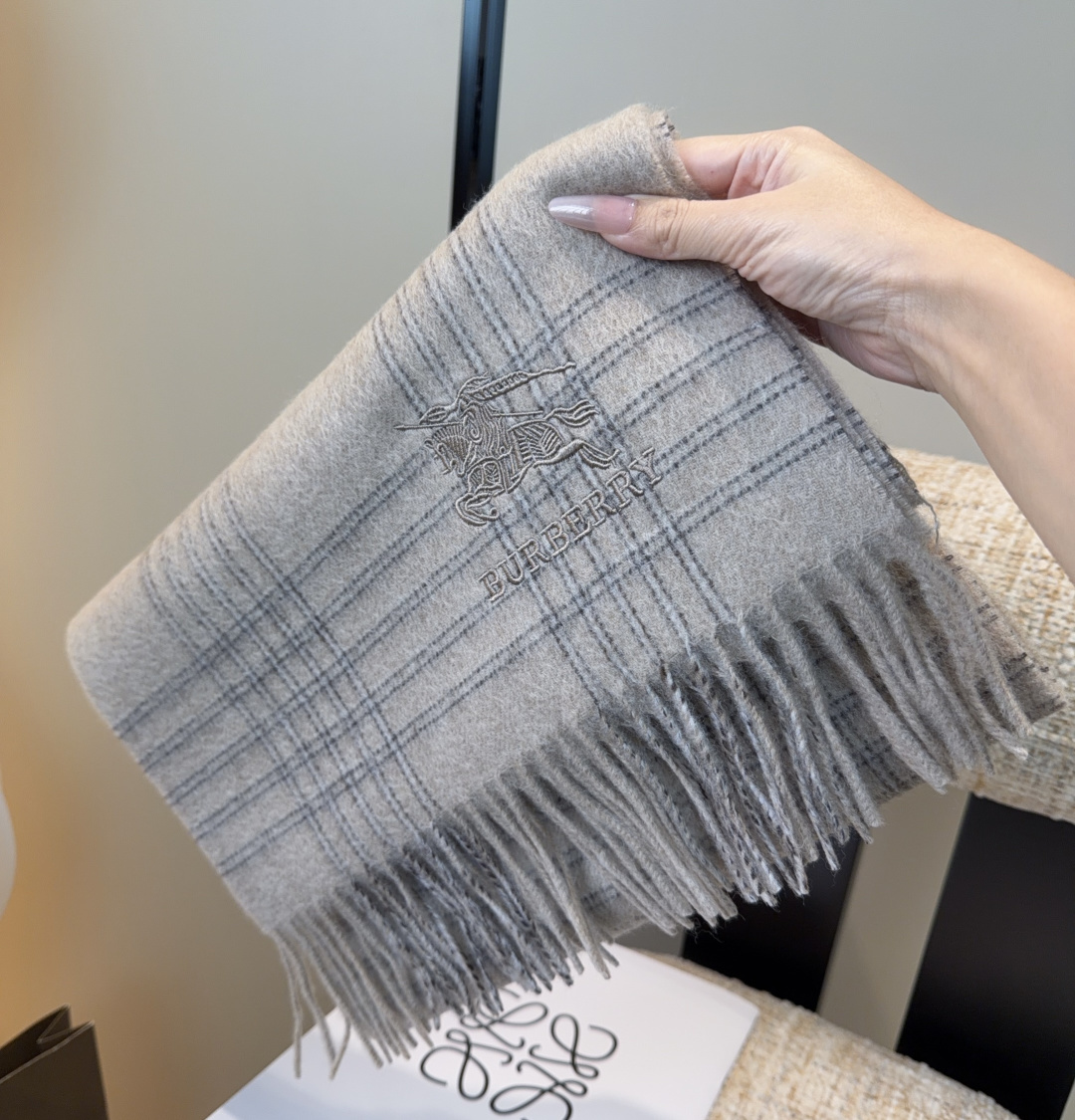 Burberry · 巴宝莉围巾❗️好看的要疯掉了，太有型太有魅力了❗️❗️非常斯文时尚的秋冬单品！真的