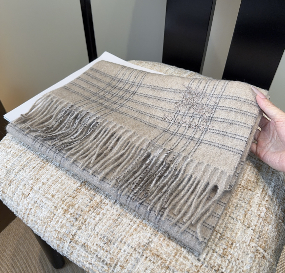 Burberry · 巴宝莉围巾❗️好看的要疯掉了，太有型太有魅力了❗️❗️非常斯文时尚的秋冬单品！真的