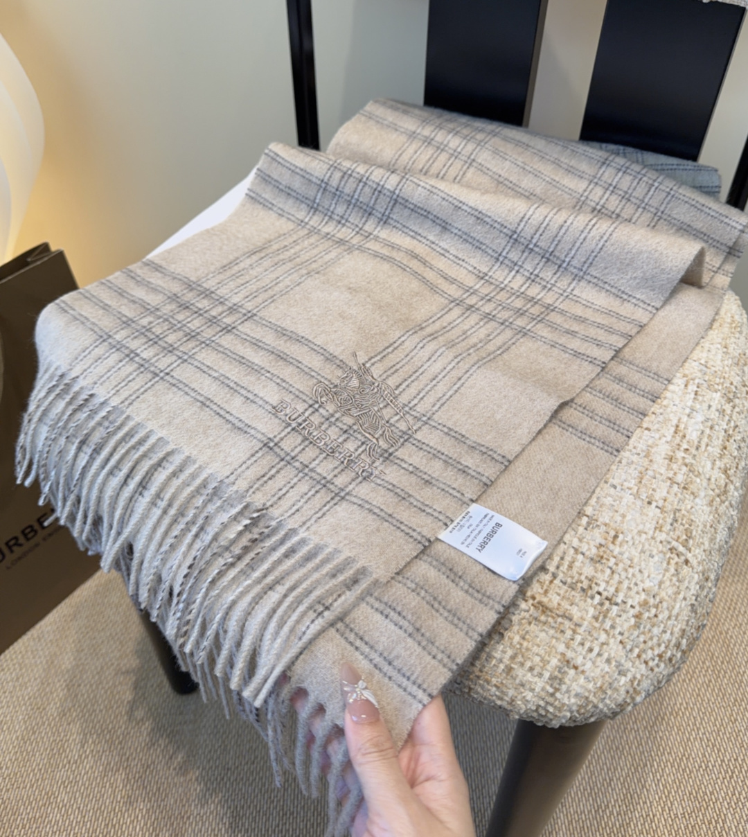 Burberry · 巴宝莉围巾❗️好看的要疯掉了，太有型太有魅力了❗️❗️非常斯文时尚的秋冬单品！真的