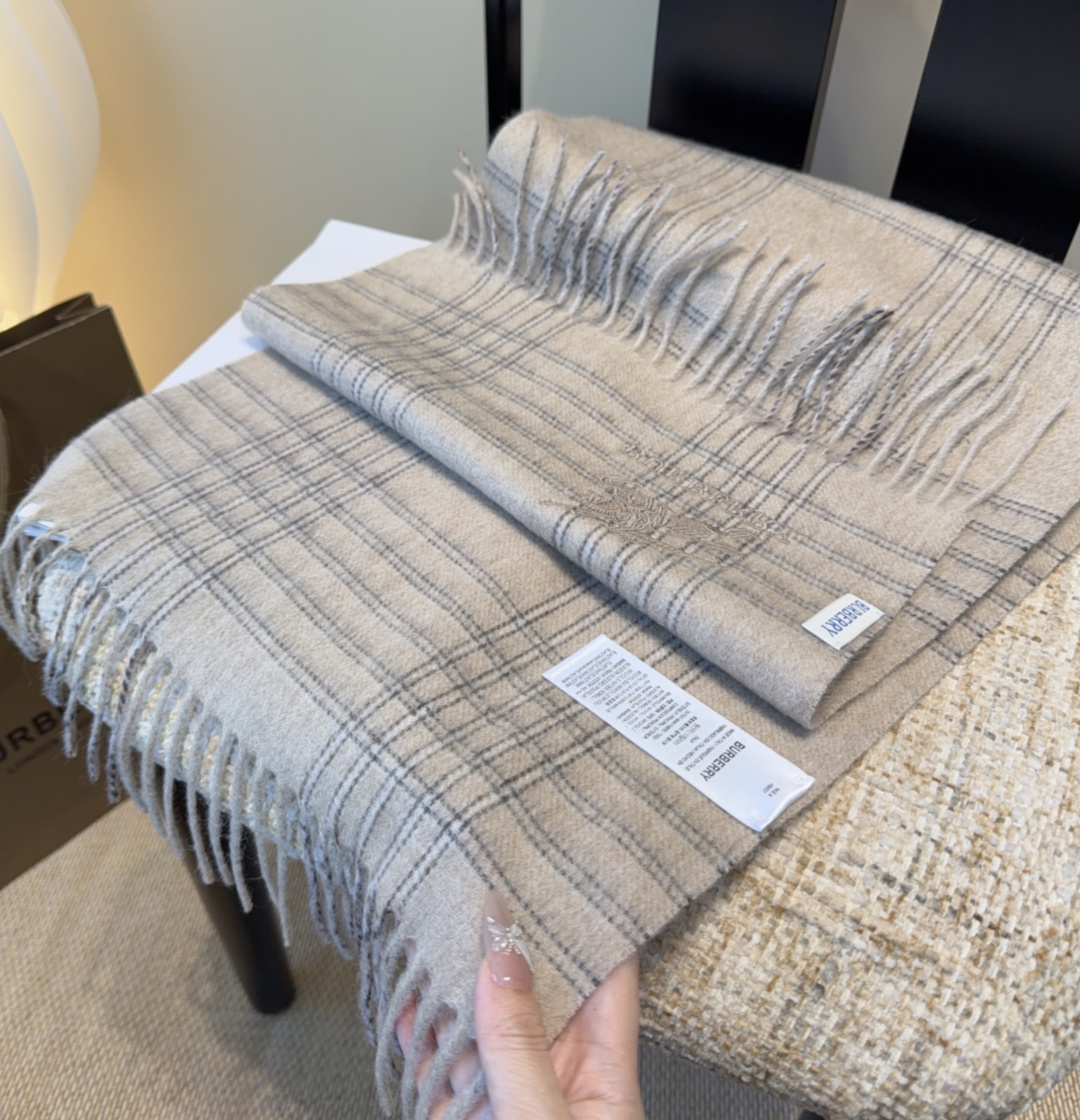 Burberry · 巴宝莉围巾❗️好看的要疯掉了，太有型太有魅力了❗️❗️非常斯文时尚的秋冬单品！真的