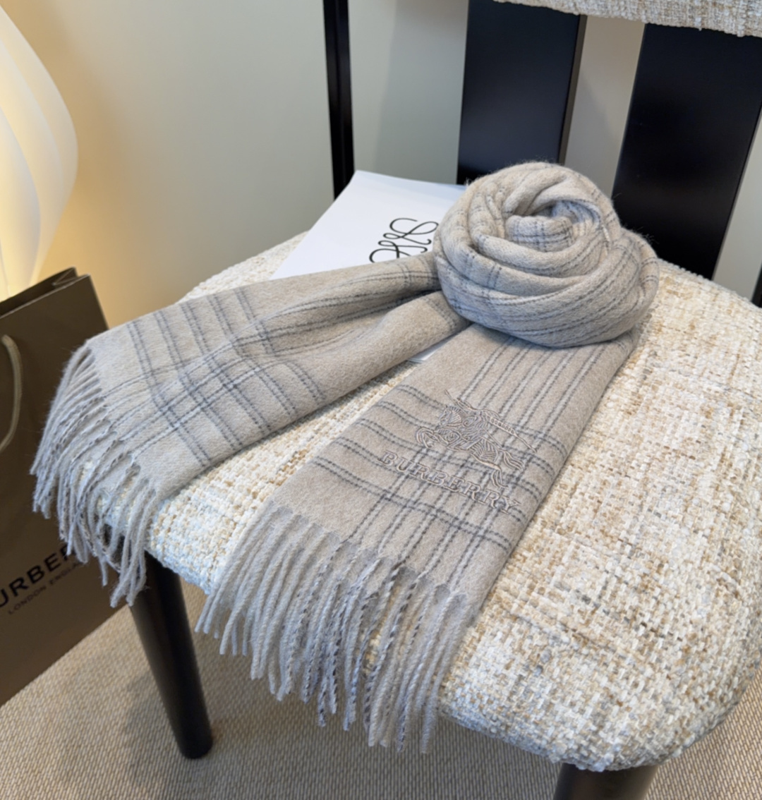 Burberry · 巴宝莉围巾❗️好看的要疯掉了，太有型太有魅力了❗️❗️非常斯文时尚的秋冬单品！真的