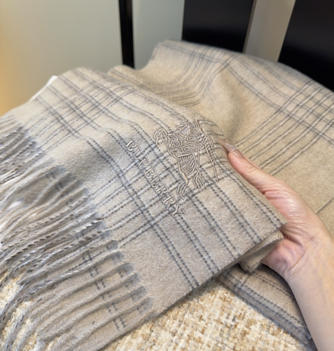 Burberry · 巴宝莉围巾❗️好看的要疯掉了，太有型太有魅力了❗️❗️非常斯文时尚的秋冬单品！真的