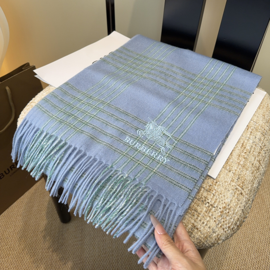 Burberry · 巴宝莉围巾❗️好看的要疯掉了，太有型太有魅力了❗️❗️非常斯文时尚的秋冬单品！真的