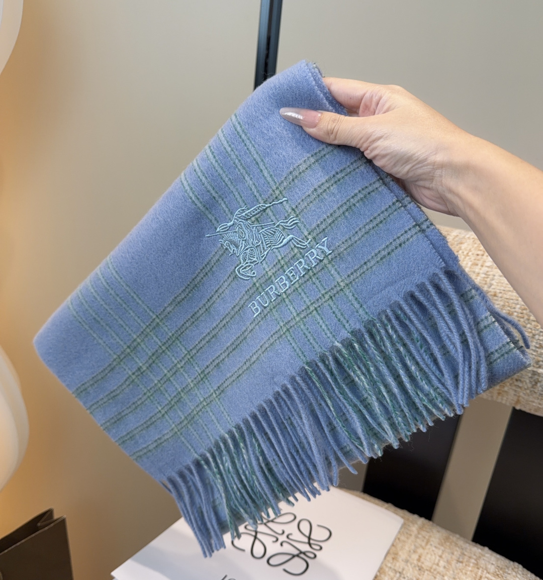 Burberry · 巴宝莉围巾❗️好看的要疯掉了，太有型太有魅力了❗️❗️非常斯文时尚的秋冬单品！真的