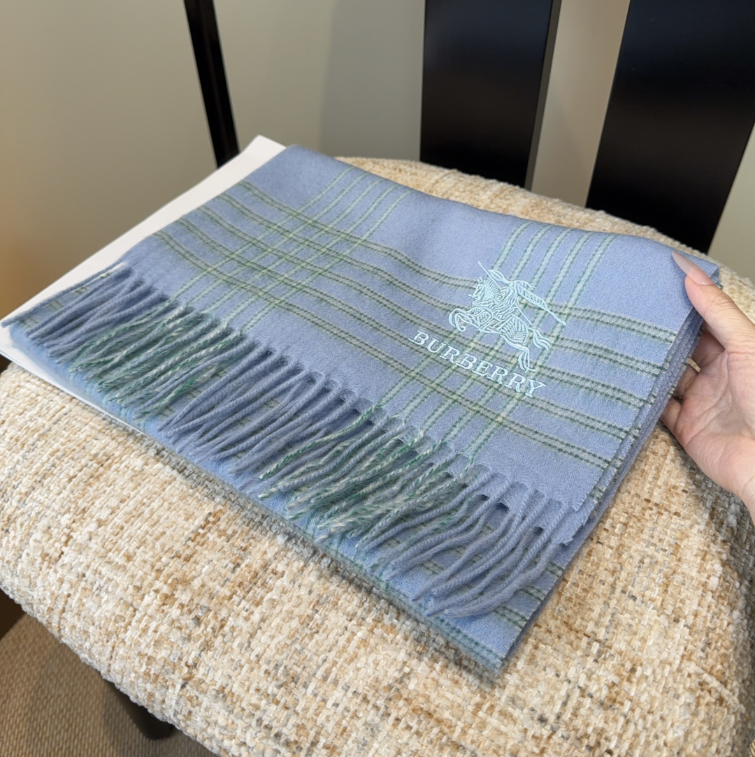 Burberry · 巴宝莉围巾❗️好看的要疯掉了，太有型太有魅力了❗️❗️非常斯文时尚的秋冬单品！真的