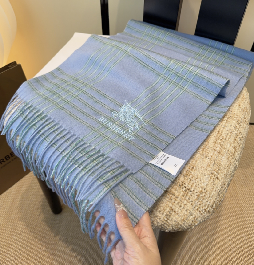 Burberry · 巴宝莉围巾❗️好看的要疯掉了，太有型太有魅力了❗️❗️非常斯文时尚的秋冬单品！真的
