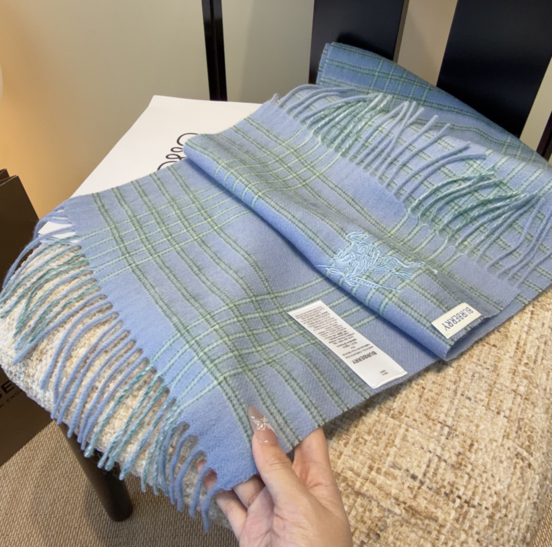 Burberry · 巴宝莉围巾❗️好看的要疯掉了，太有型太有魅力了❗️❗️非常斯文时尚的秋冬单品！真的