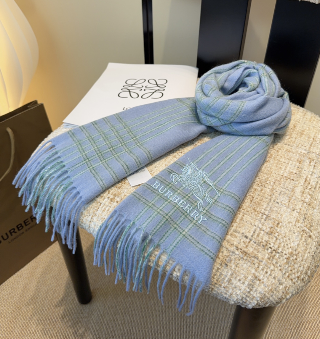 Burberry · 巴宝莉围巾❗️好看的要疯掉了，太有型太有魅力了❗️❗️非常斯文时尚的秋冬单品！真的