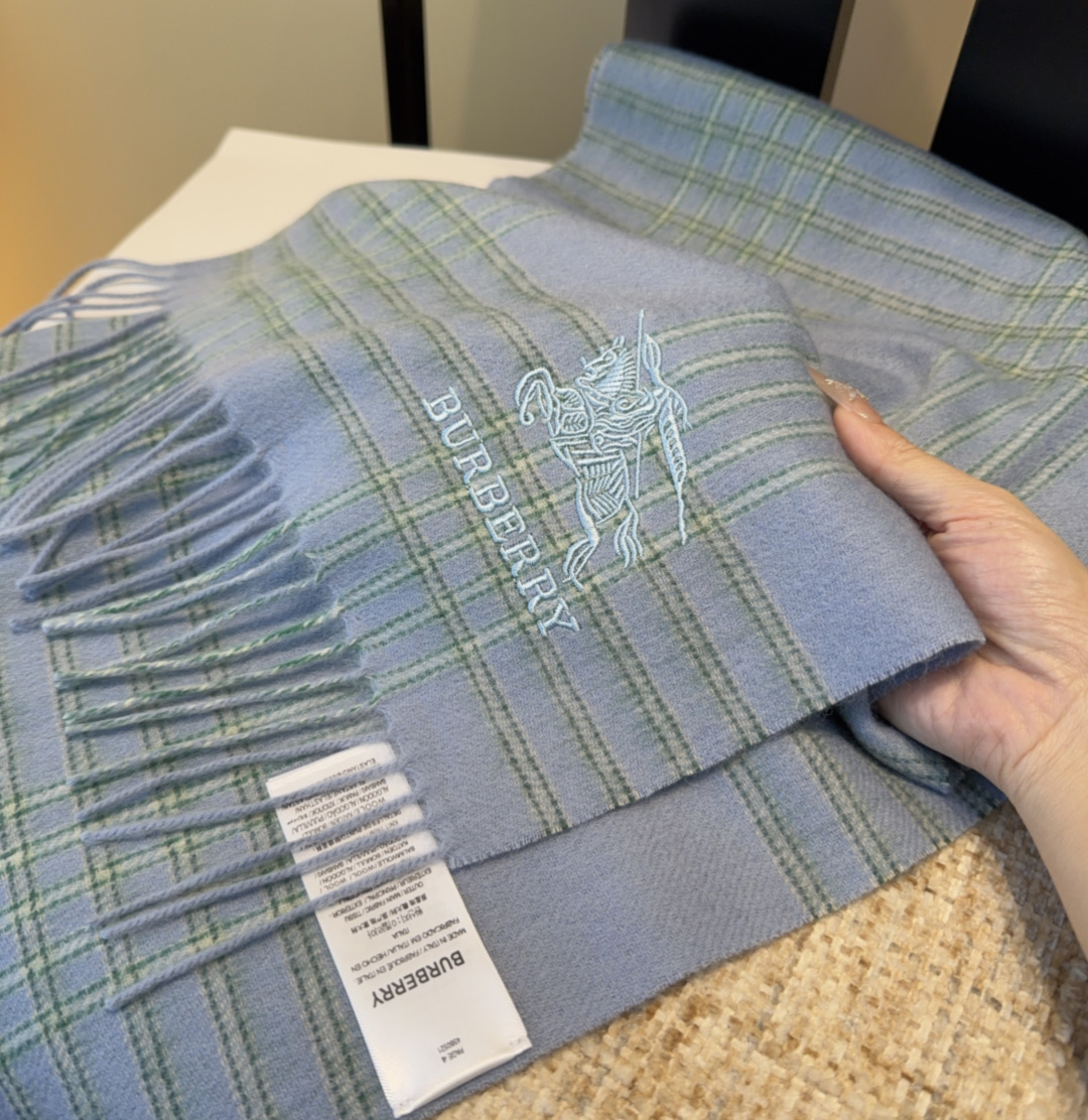 Burberry · 巴宝莉围巾❗️好看的要疯掉了，太有型太有魅力了❗️❗️非常斯文时尚的秋冬单品！真的