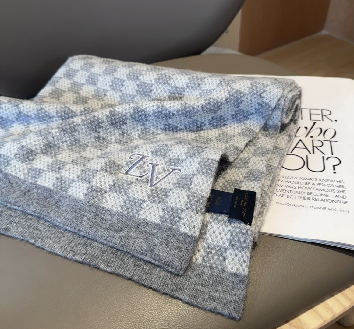 爆款上新 情侣款👍👍LV 独家牛货🐂 奢华尽在尺寸之间，高端品质‼️具有超高羊绒品质才会被此品牌青睐‼️