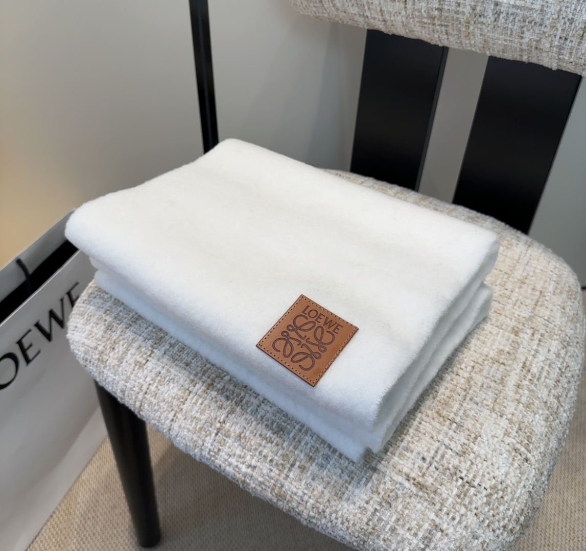 罗意威超美新款马海毛围巾！超级推荐入手！】质感好货！主打的马海毛围巾~据说超难买哦！！打了好多次版！终于