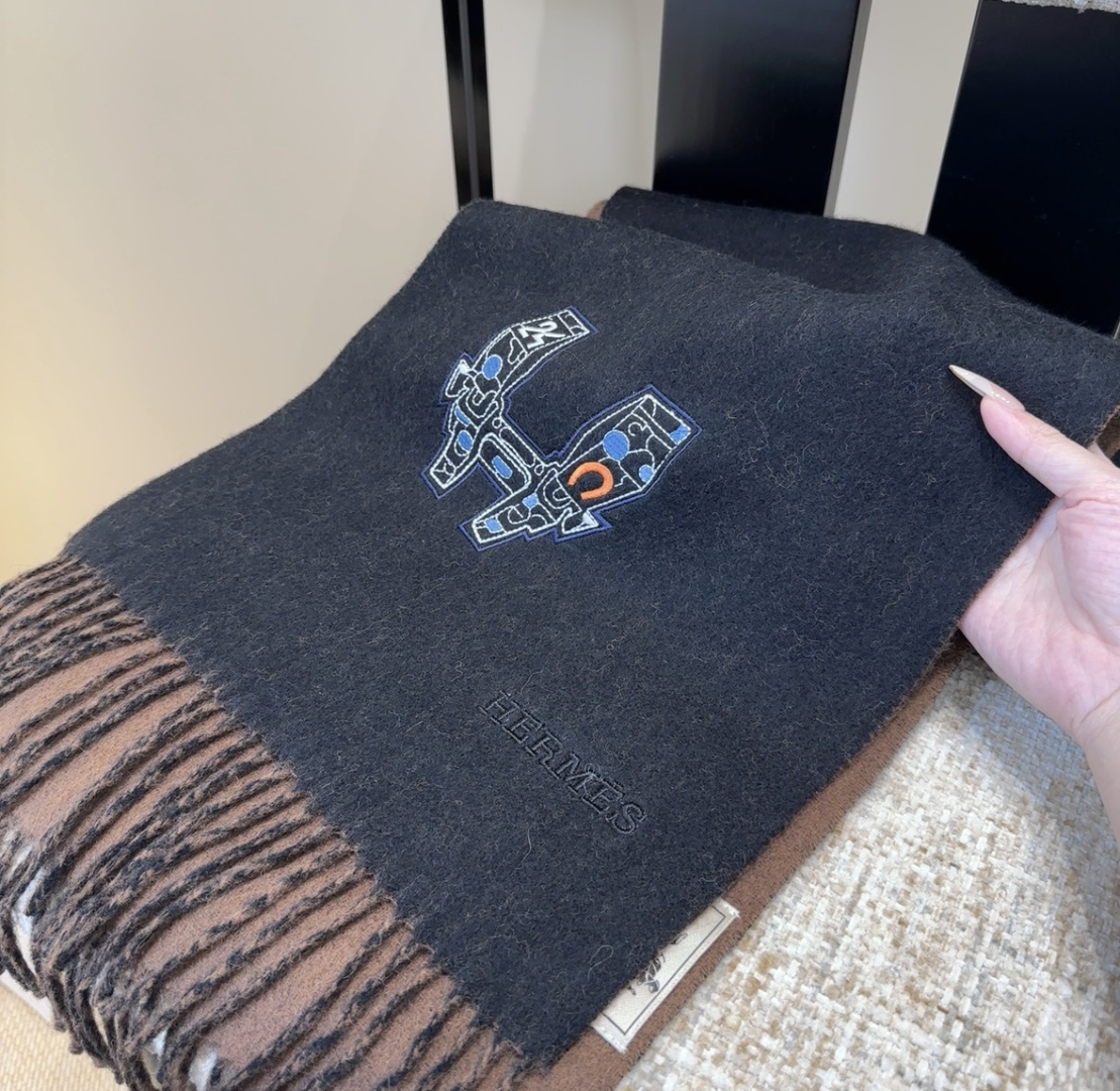 2025爱马仕官网同步，难得一见的温柔配色，低调又不失优雅❗️】重点推荐❗️双边配色，一条围巾两种风格搭