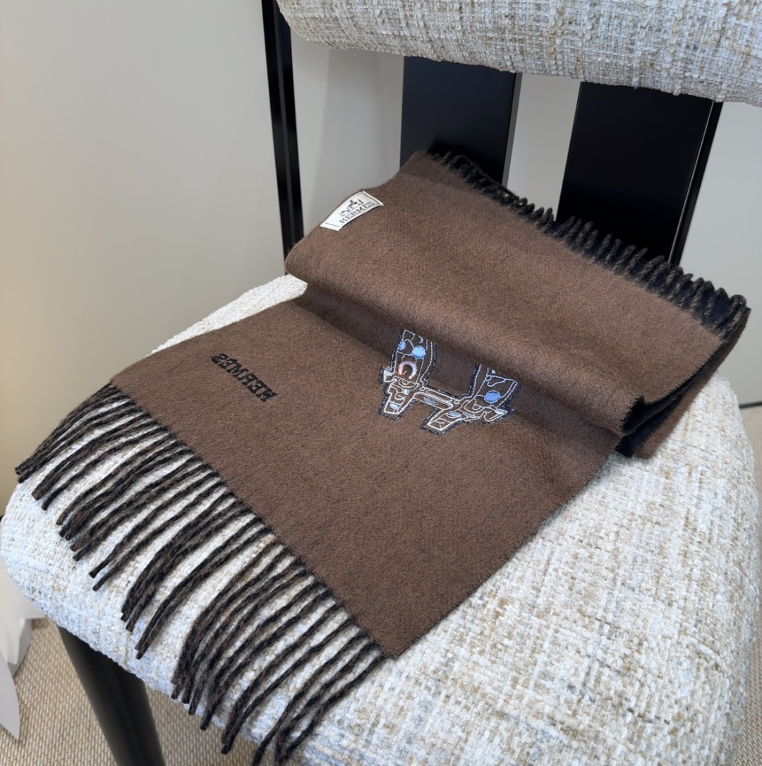 2025爱马仕官网同步，难得一见的温柔配色，低调又不失优雅❗️】重点推荐❗️双边配色，一条围巾两种风格搭