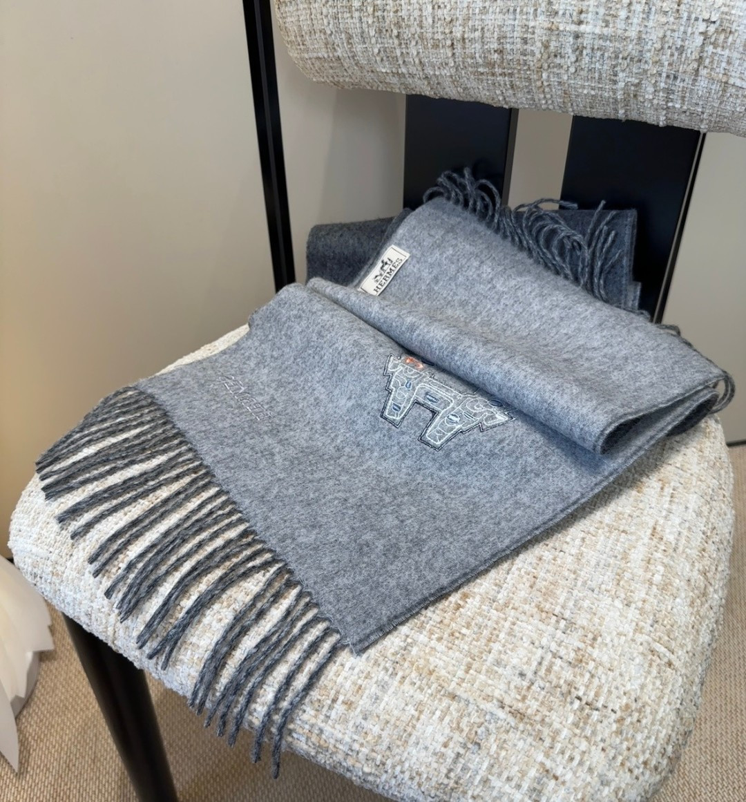 2025爱马仕官网同步，难得一见的温柔配色，低调又不失优雅❗️】重点推荐❗️双边配色，一条围巾两种风格搭