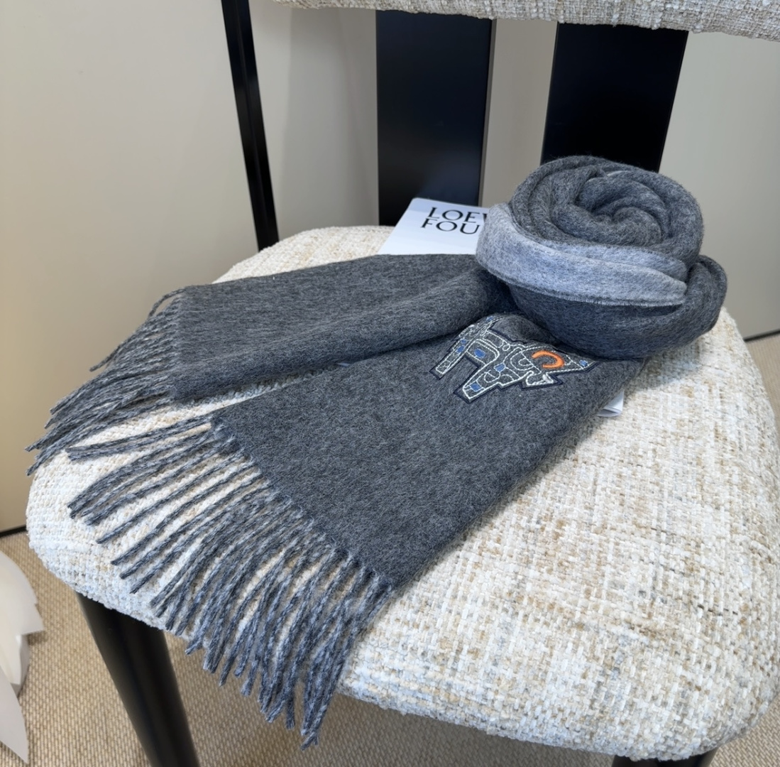 2025爱马仕官网同步，难得一见的温柔配色，低调又不失优雅❗️】重点推荐❗️双边配色，一条围巾两种风格搭