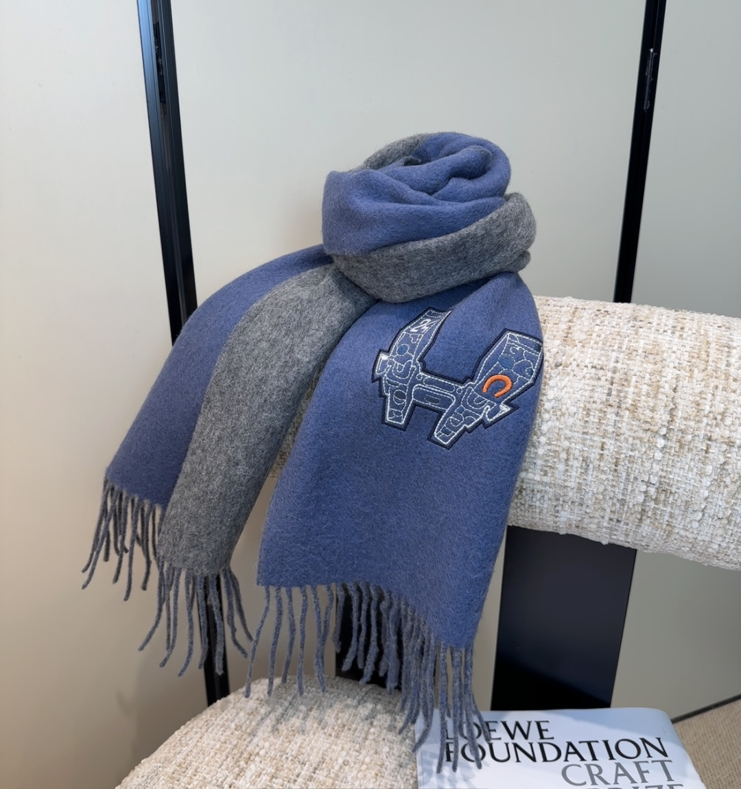 2025爱马仕官网同步，难得一见的温柔配色，低调又不失优雅❗️】重点推荐❗️双边配色，一条围巾两种风格搭