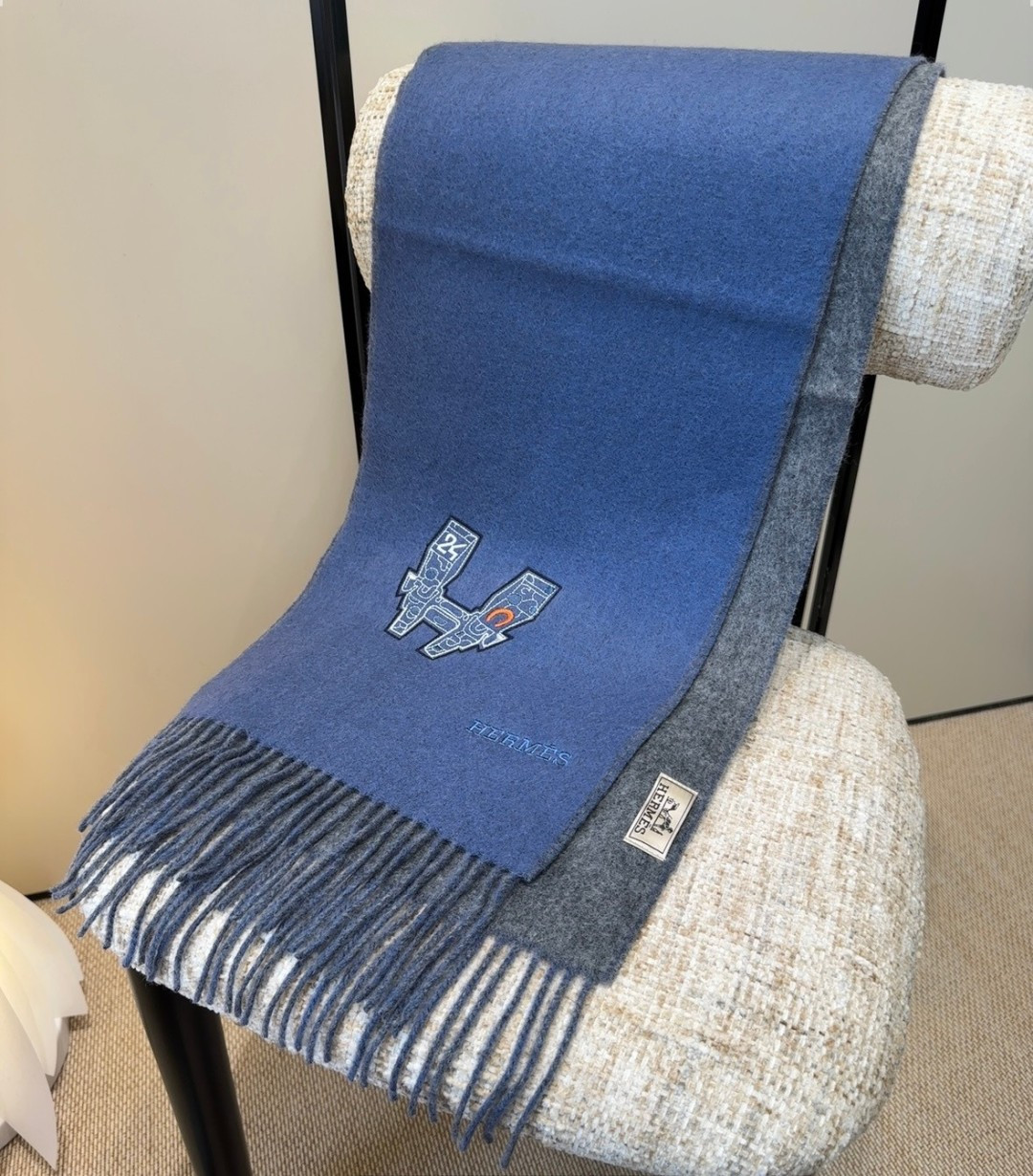 2025爱马仕官网同步，难得一见的温柔配色，低调又不失优雅❗️】重点推荐❗️双边配色，一条围巾两种风格搭