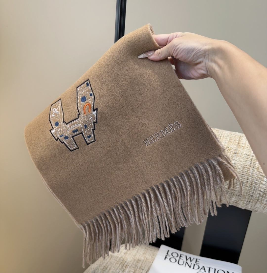 2025爱马仕官网同步，难得一见的温柔配色，低调又不失优雅❗️】重点推荐❗️双边配色，一条围巾两种风格搭