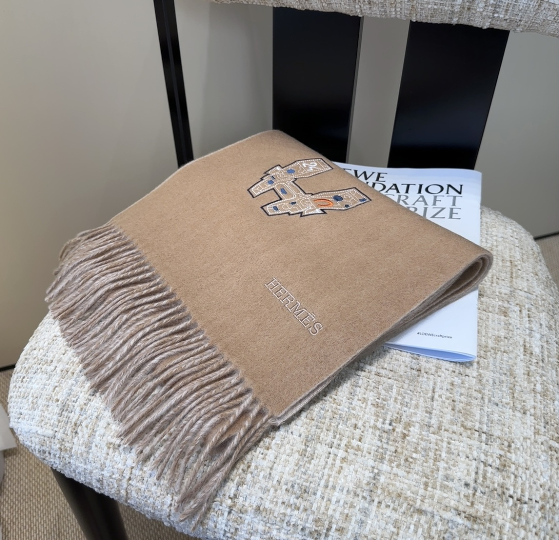 2025爱马仕官网同步，难得一见的温柔配色，低调又不失优雅❗️】重点推荐❗️双边配色，一条围巾两种风格搭