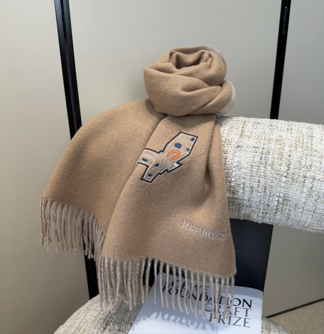 2025爱马仕官网同步，难得一见的温柔配色，低调又不失优雅❗️】重点推荐❗️双边配色，一条围巾两种风格搭