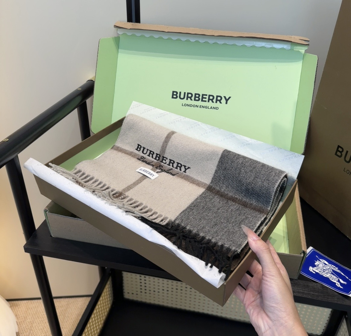 Burberry · 巴宝莉围巾❗️好看的要疯掉了，太有型太有魅力了❗️❗️非常斯文时尚的秋冬单品！真的