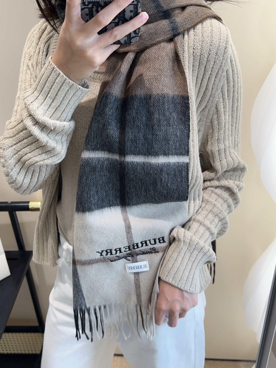 Burberry · 巴宝莉围巾❗️好看的要疯掉了，太有型太有魅力了❗️❗️非常斯文时尚的秋冬单品！真的